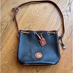 Vintage Dooney & Burke shoulder purse.